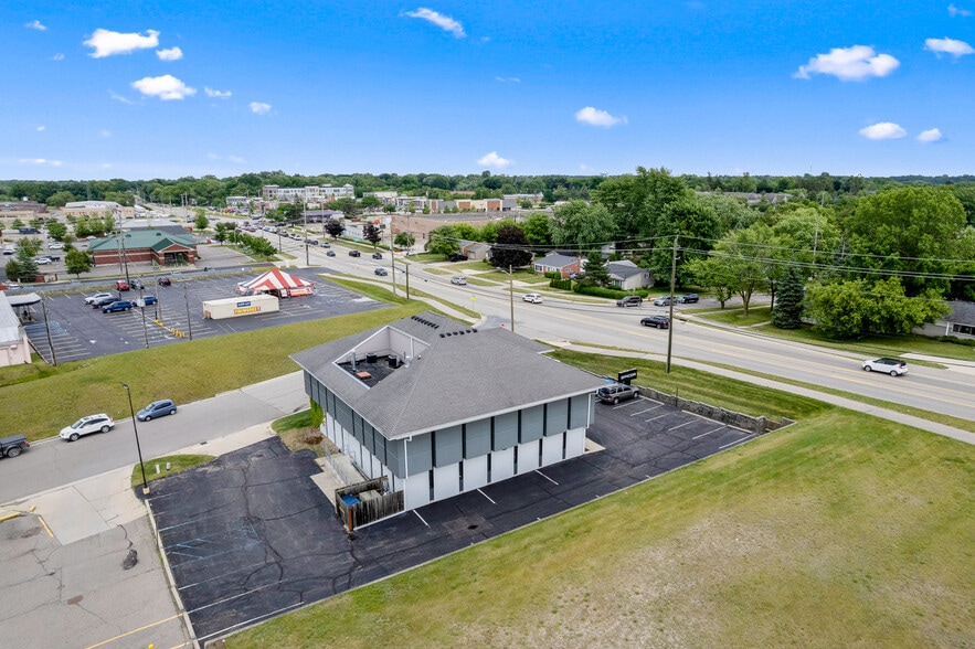 210 W Tienken Rd, Rochester Hills, MI for lease - Building Photo - Image 2 of 19