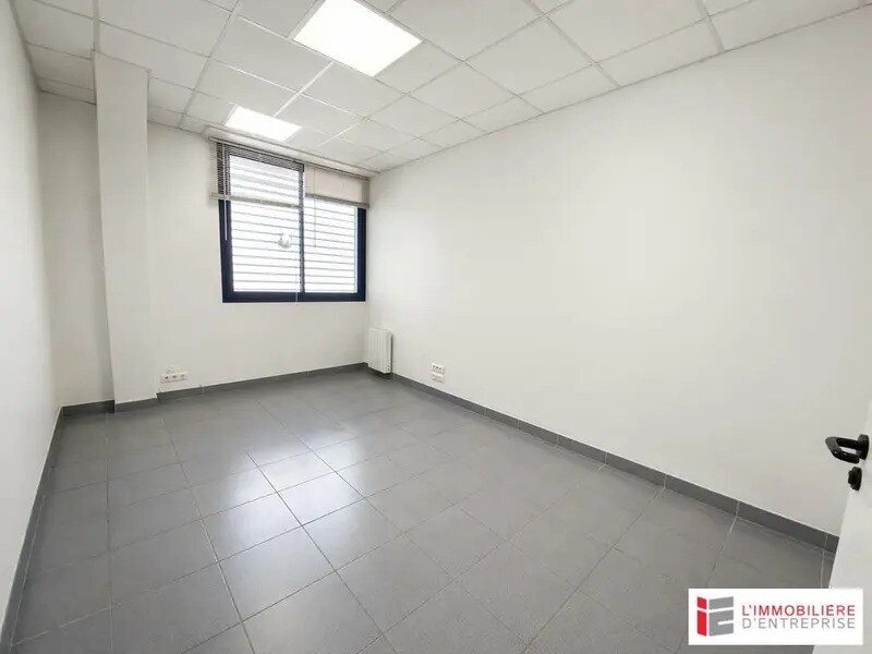 Office in Pacé for sale Interior Photo- Image 1 of 12