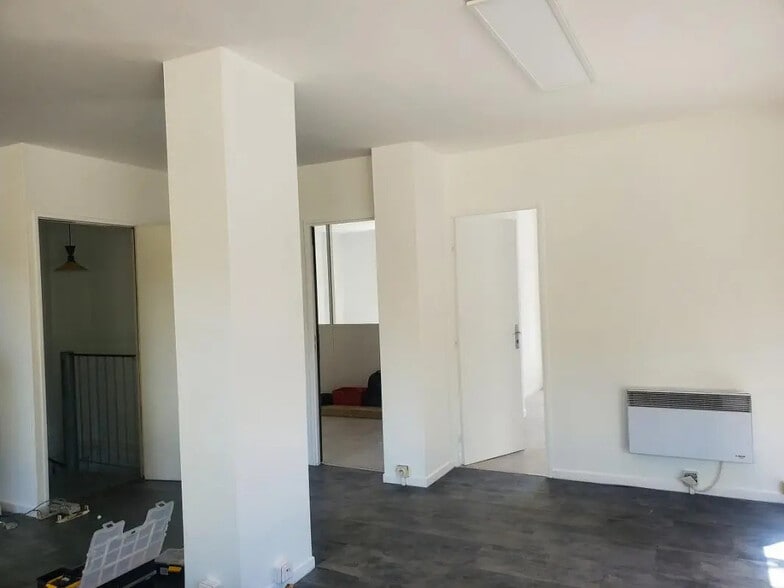 Office in Bron for lease - Building Photo - Image 2 of 5