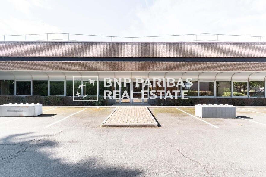 Office in Trappes for lease - Building Photo - Image 1 of 36