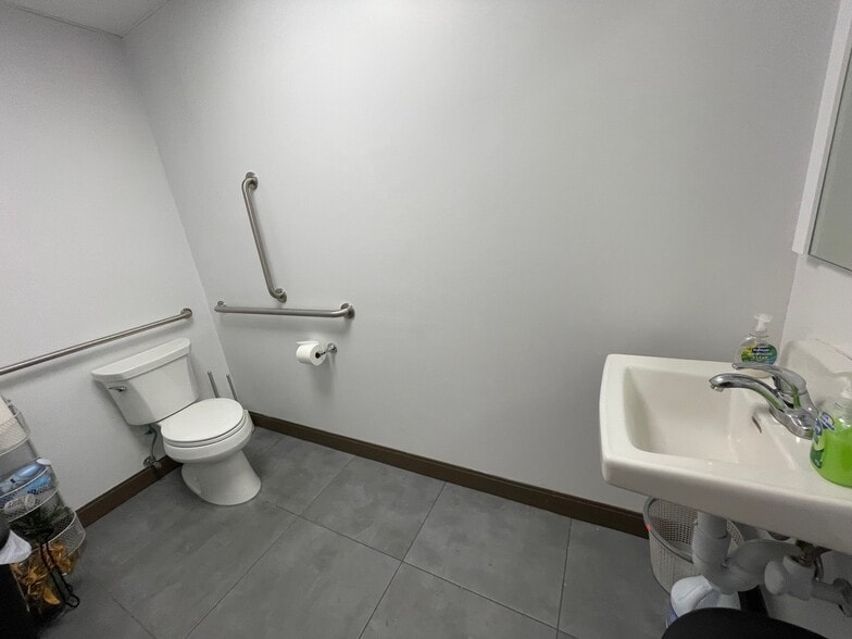 36-18 Main St, Flushing, NY for sale - Interior Photo - Image 3 of 19