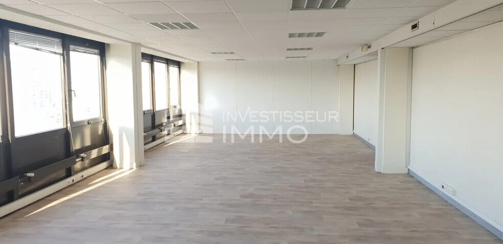 Office in Boissy-Saint-Léger for lease - Interior Photo - Image 2 of 9
