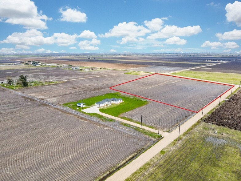 12566 County Line Rd, Wallis, TX 77485