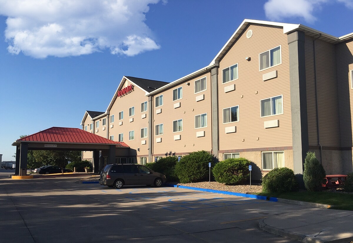 3808 Miriam Dr, Bismarck, ND 58501