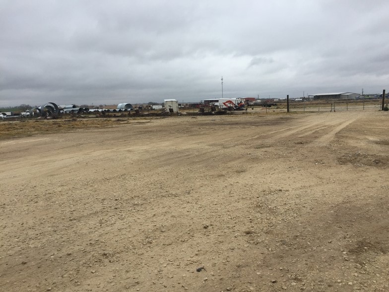 10947 TX 97 E, Pleasanton, TX for sale - Primary Photo - Image 1 of 1