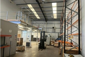 Third Av, Southampton for lease Interior Photo- Image 1 of 2