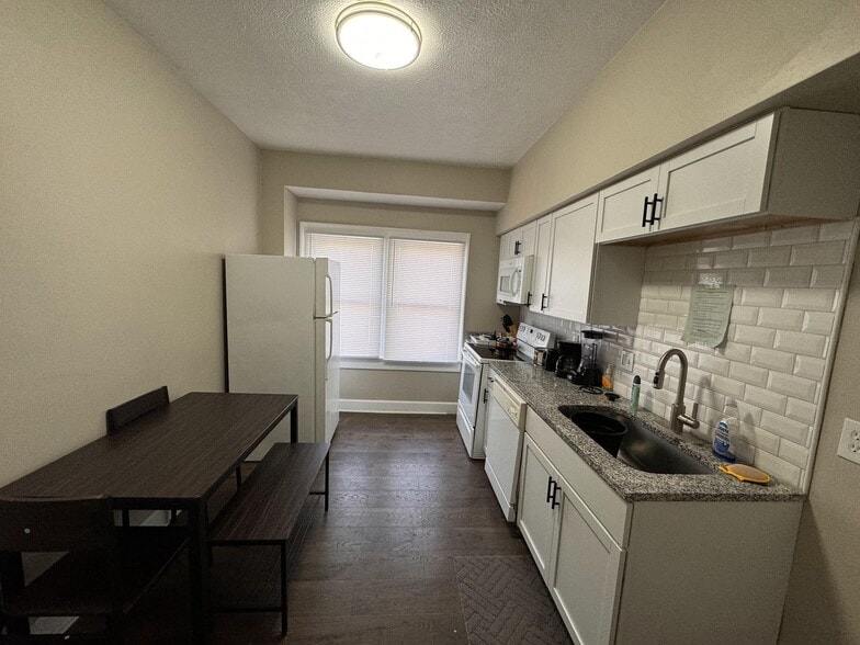 5222 E Washington St, Indianapolis, IN for sale - Interior Photo - Image 3 of 9