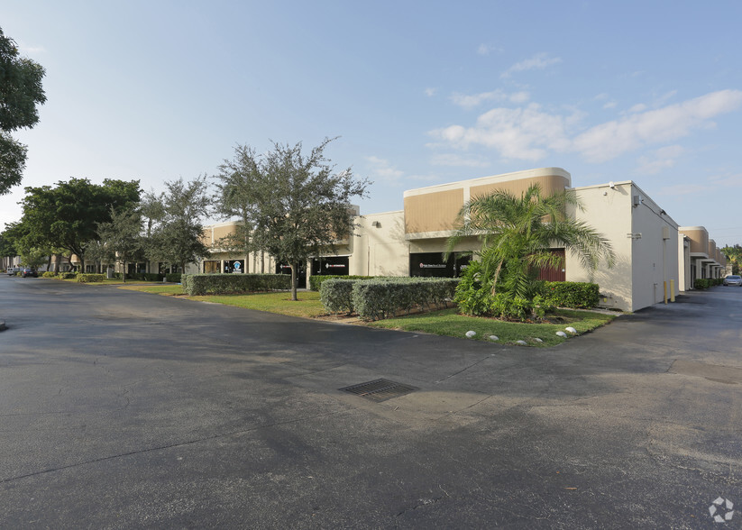 205-279 Goolsby Blvd, Deerfield Beach, FL for lease - Primary Photo - Image 1 of 8