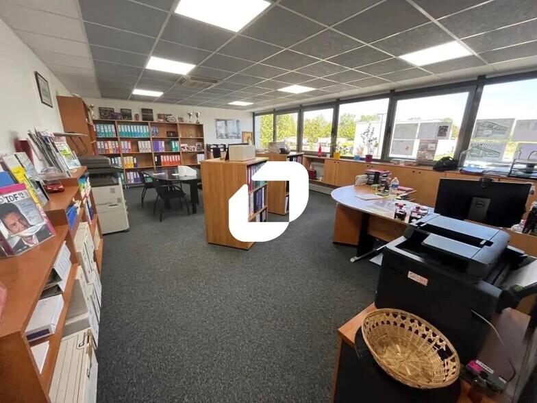 Office in Villebon-sur-Yvette for lease - Interior Photo - Image 2 of 10