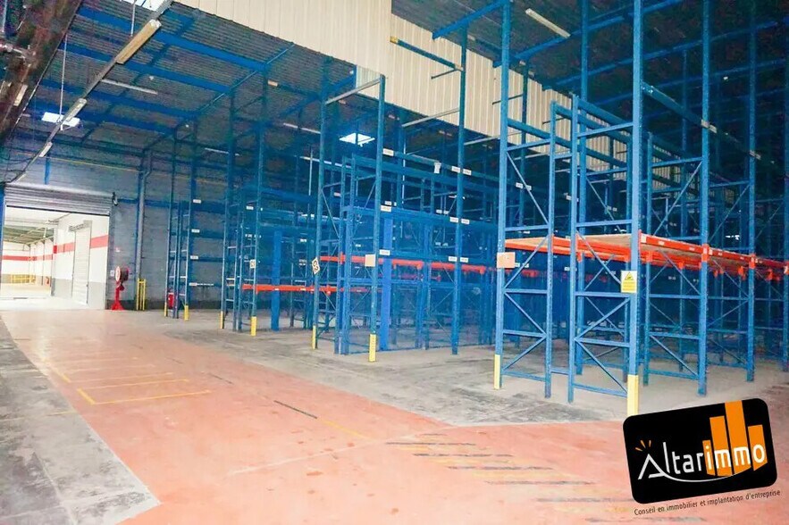 Flex in Lucé for lease - Interior Photo - Image 2 of 6