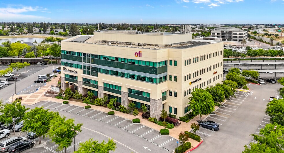 205 E River Park Cir, Fresno, CA for lease - Building Photo - Image 1 of 5