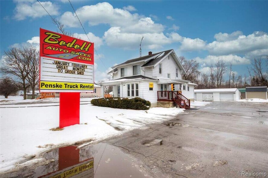 6184 Corunna Rd, Flint, MI 48532