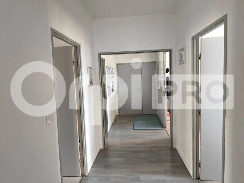 Flex in Saint-Junien for lease - Interior Photo - Image 2 of 13