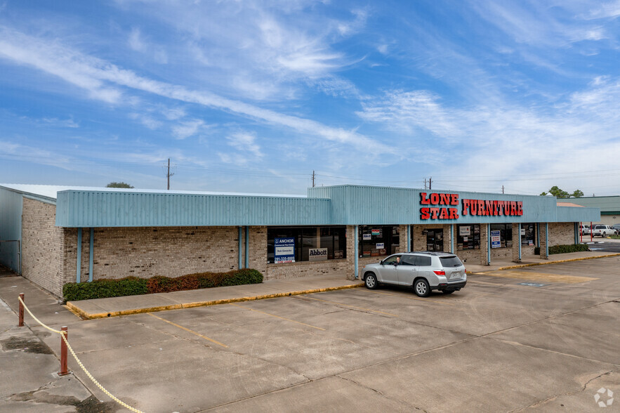 702 Dixie Dr, Clute, TX for sale - Building Photo - Image 1 of 1