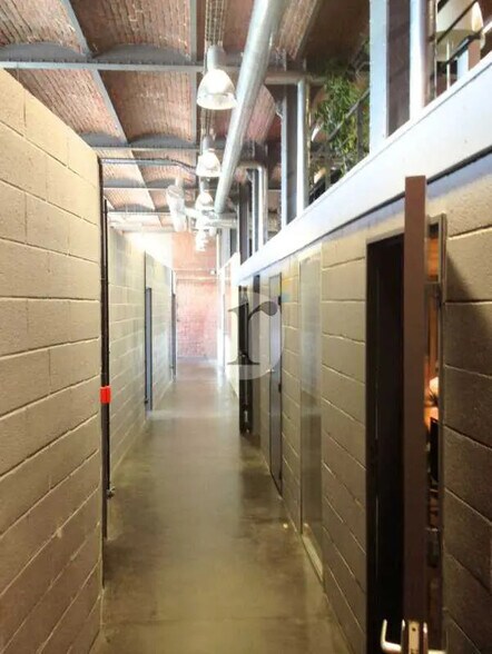 Office in Roubaix for lease - Interior Photo - Image 2 of 4