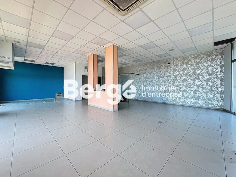 Retail in Antibes for lease - Interior Photo - Image 2 of 5