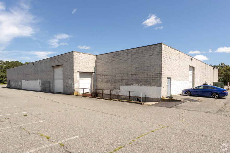 990 Station Rd, Bellport, NY for lease - Building Photo - Image 2 of 5