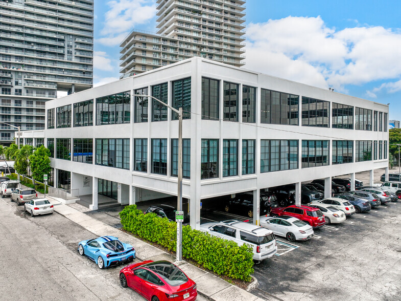 225 NE 34th St, Miami, FL for lease - Building Photo - Image 1 of 3