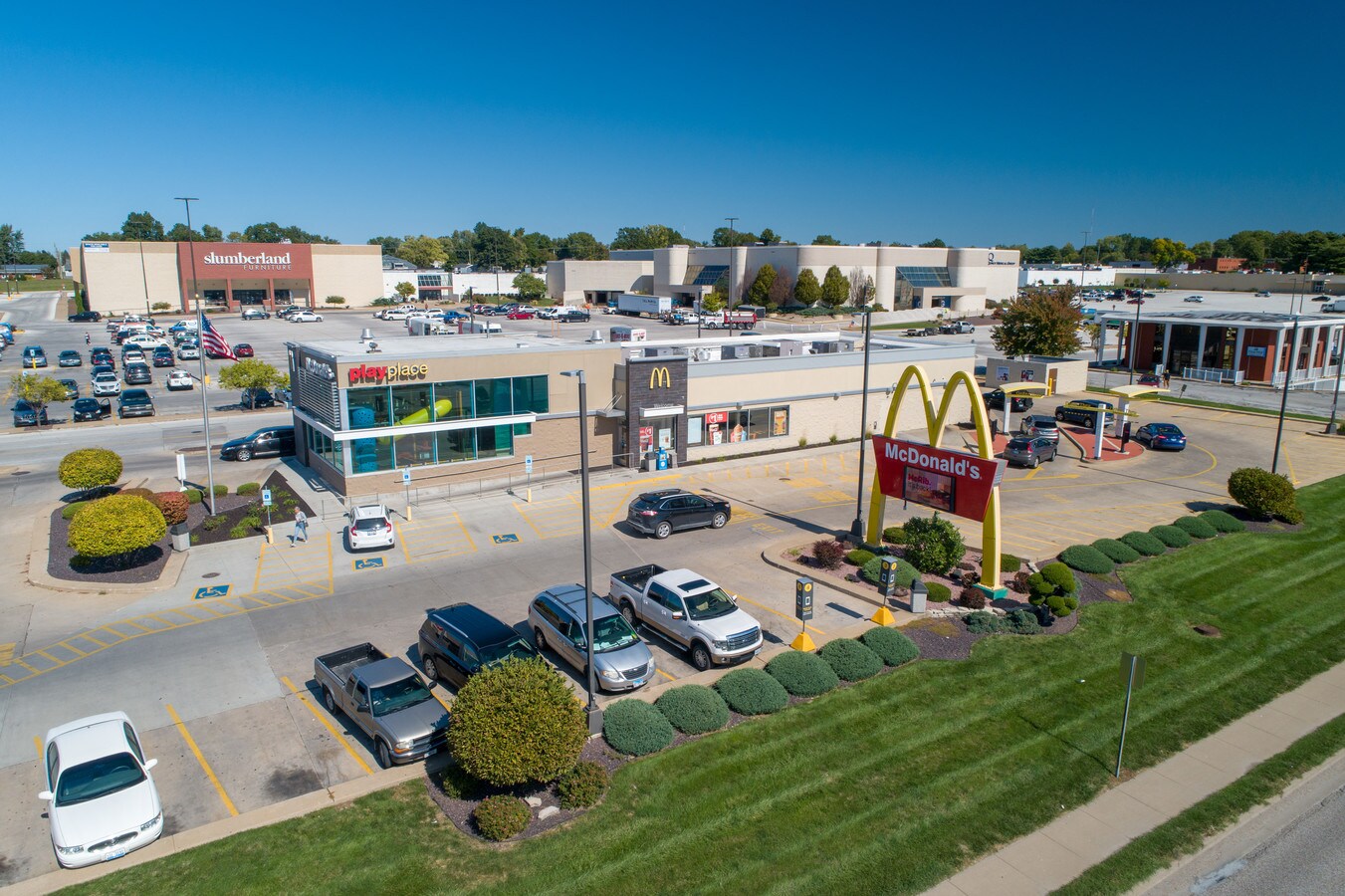 McDonalds, Quincy, IL 62301 (Trophy Mall Outparcel Huge