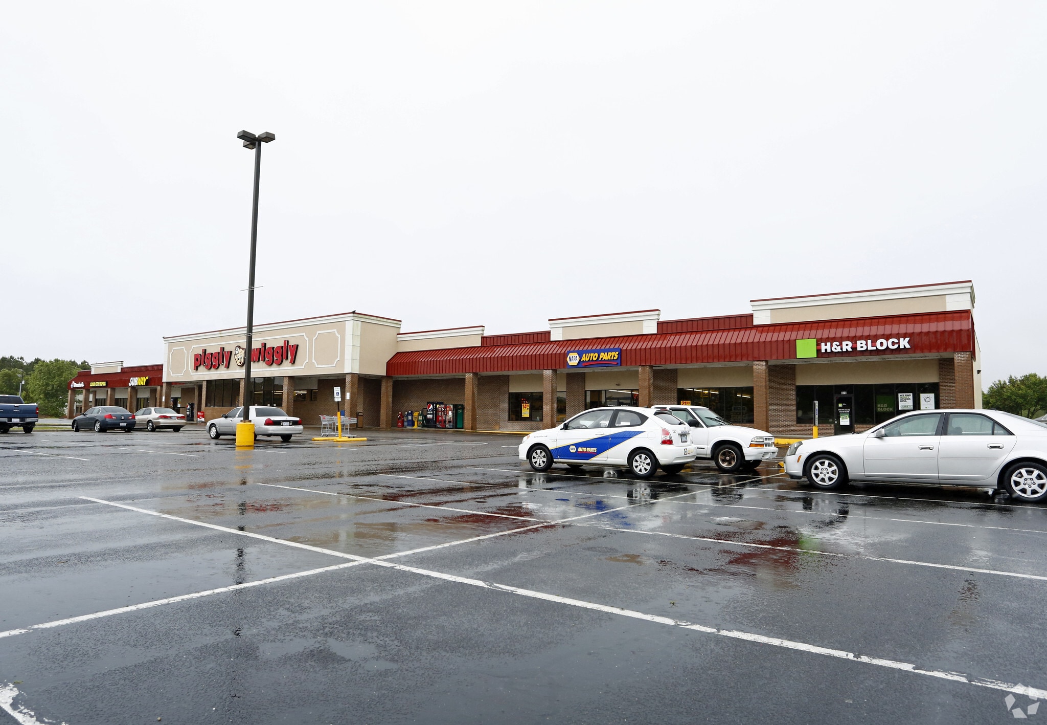 Piggly Wiggly Grocery Investment portfolio of 7 properties for sale on LoopNet.com Building Photo- Image 1 of 43