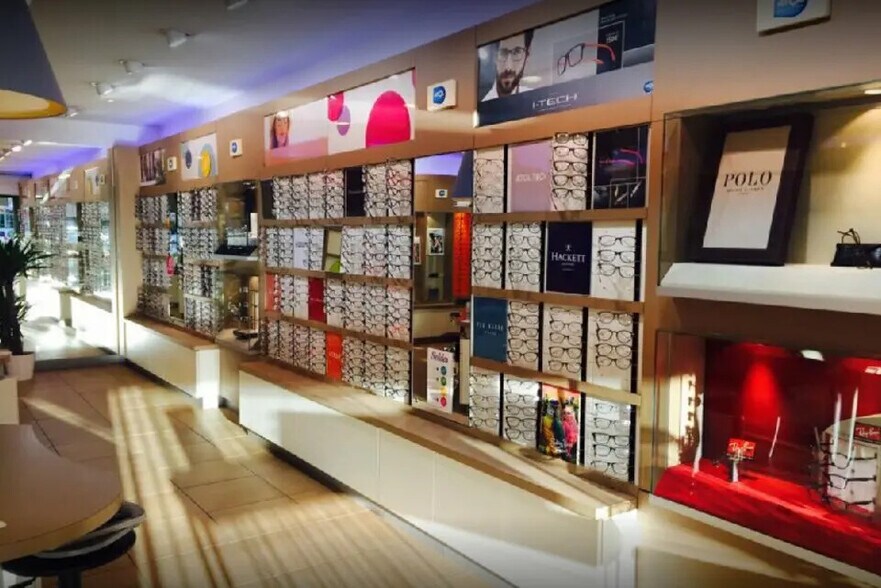 Retail in Bron for lease - Interior Photo - Image 2 of 3