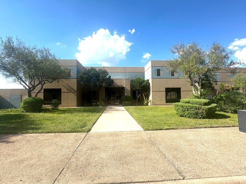 409 Nafta Blvd, Laredo, TX for lease - Building Photo - Image 1 of 16