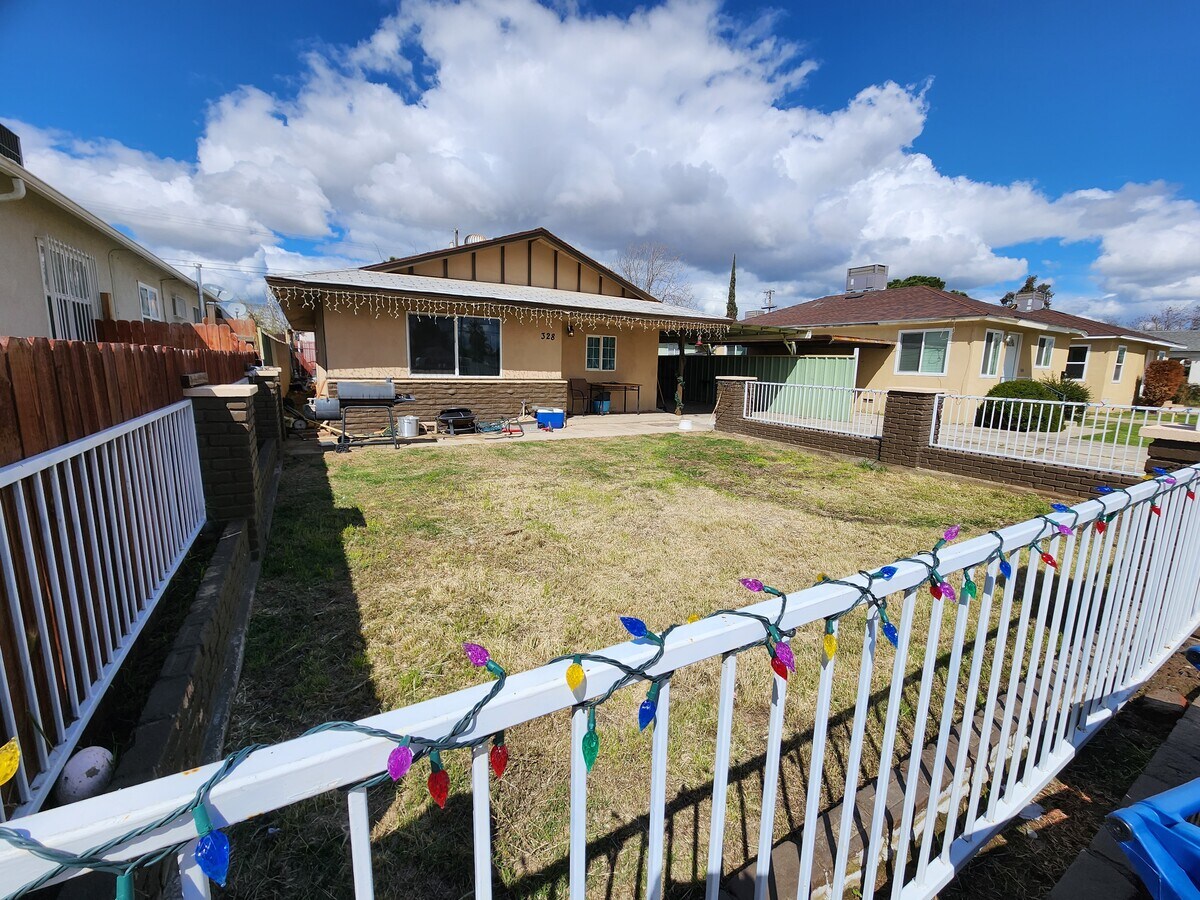 328 Woodrow Ave, Bakersfield, CA 93308