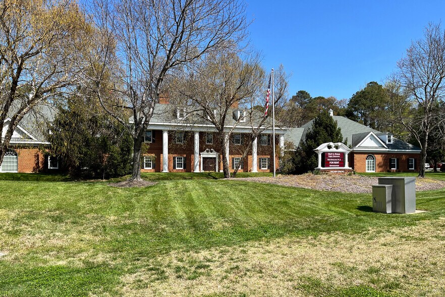 9030 Three Chopt Rd, Richmond, VA 23229