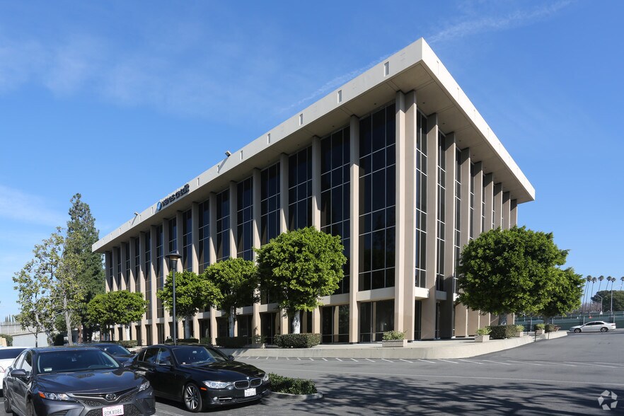 2333 N Broadway, Santa Ana, CA for lease - Primary Photo - Image 1 of 13