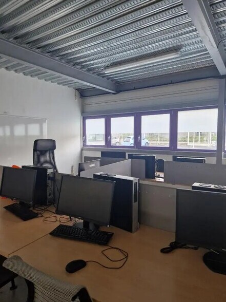 Office in Taverny for lease - Interior Photo - Image 3 of 8