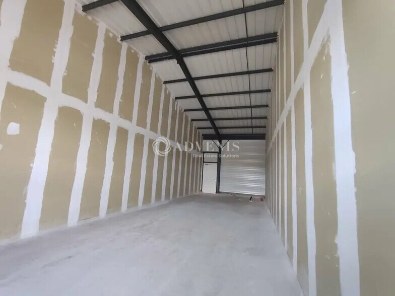 Retail in Grabels for lease - Interior Photo - Image 2 of 5