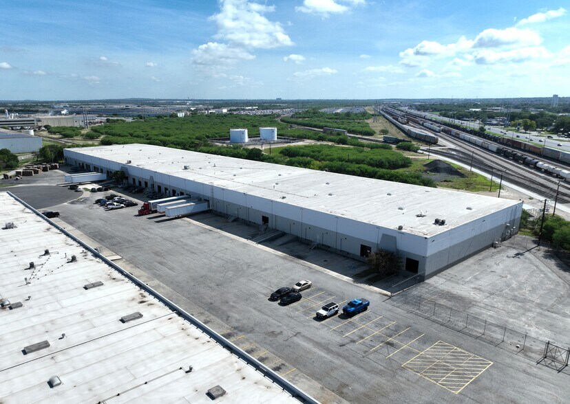 4709-4727 Macro, San Antonio, TX for lease - Building Photo - Image 1 of 3