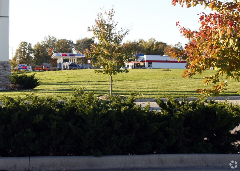 7211 Maplecrest, Fort Wayne, IN for sale - Primary Photo - Image 1 of 1