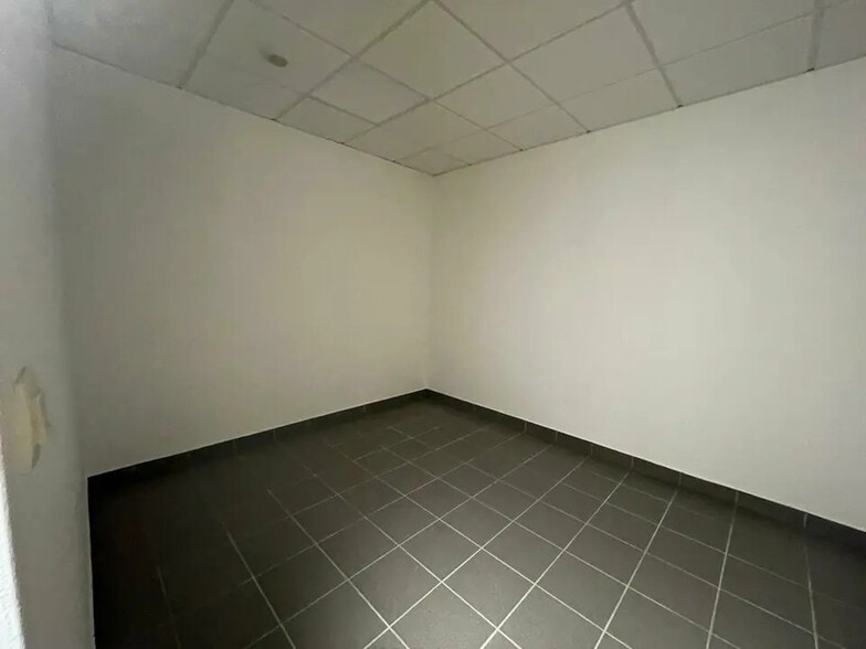 Flex in Saint-Quentin-Fallavier for lease - Interior Photo - Image 3 of 11