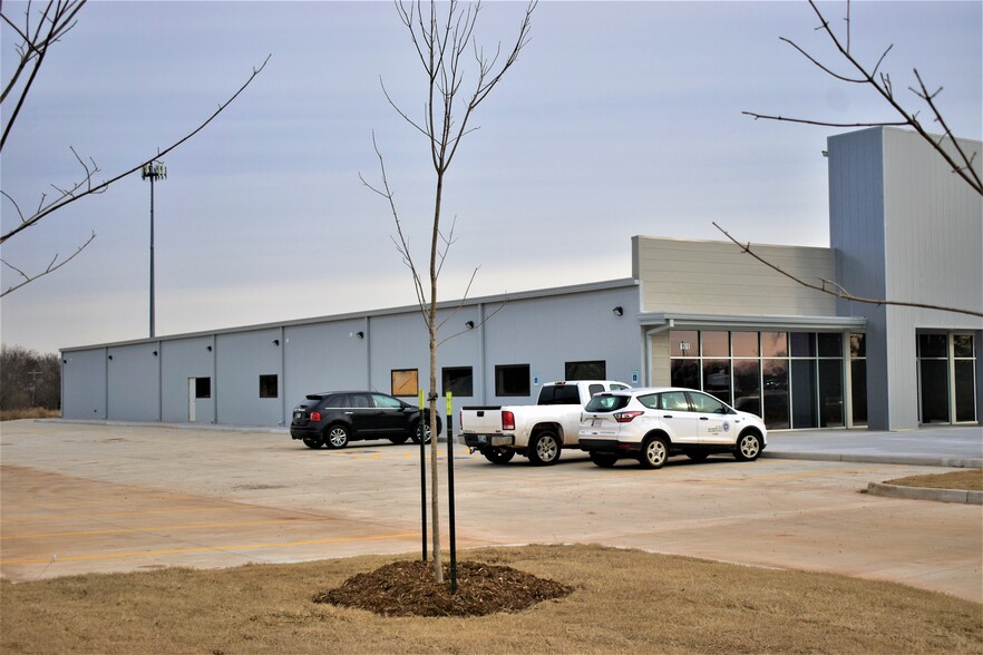 9701 Northwest Expy, Yukon, OK for sale - Building Photo - Image 2 of 22