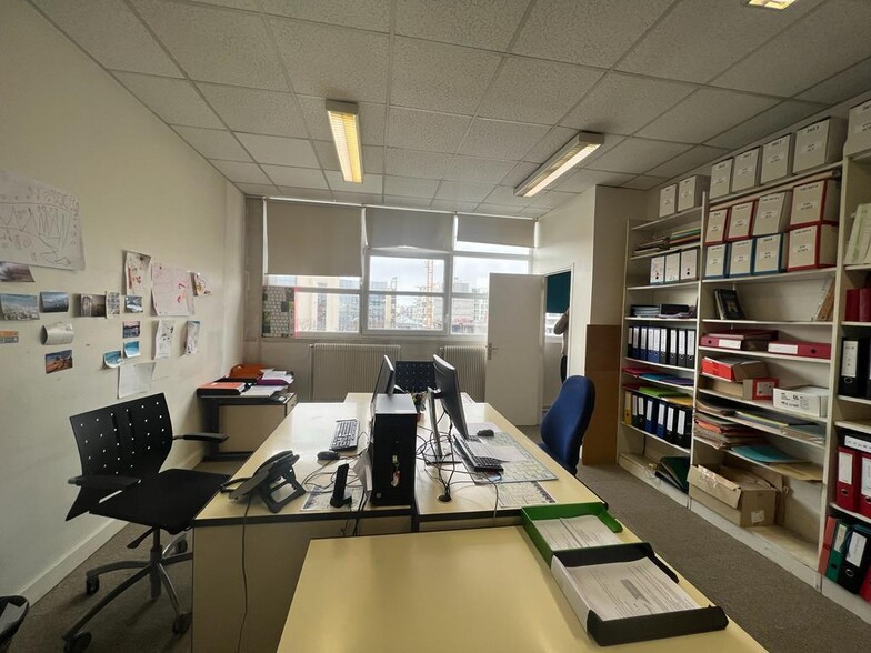 Office in Courbevoie for sale - Interior Photo - Image 2 of 4