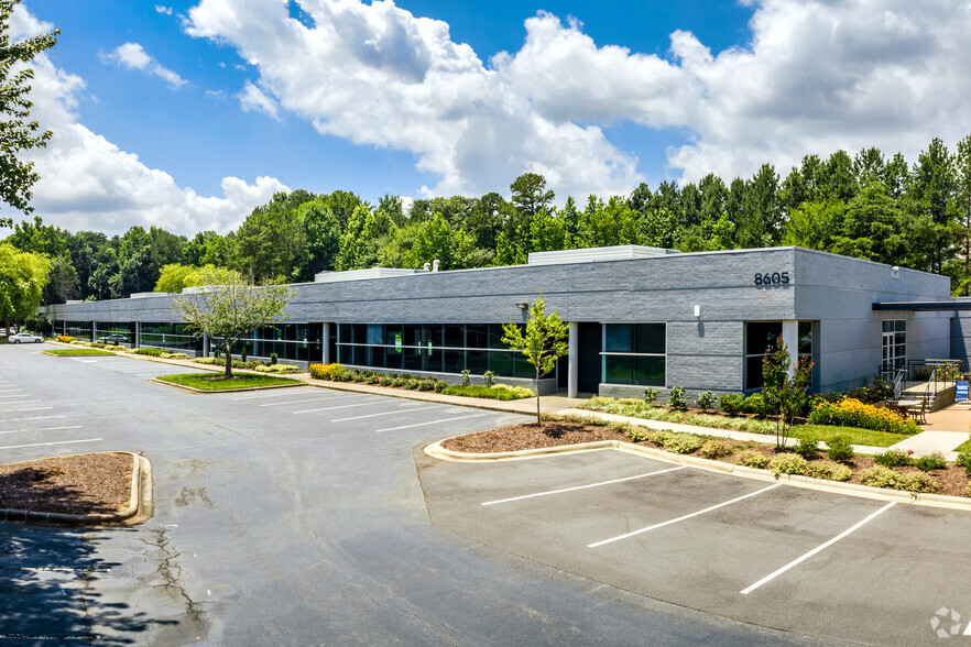 8535-8615 Cliff Cameron Dr, Charlotte, NC for lease - Building Photo - Image 2 of 6