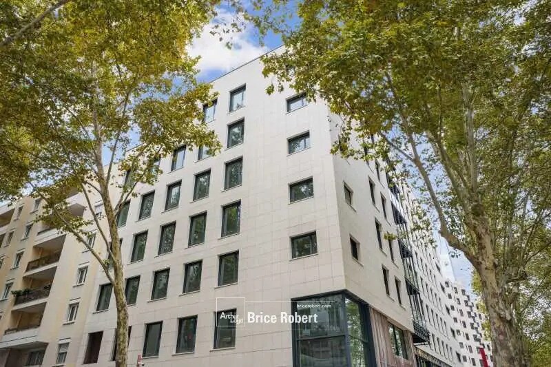 Flex in Lyon for lease Building Photo- Image 1 of 33