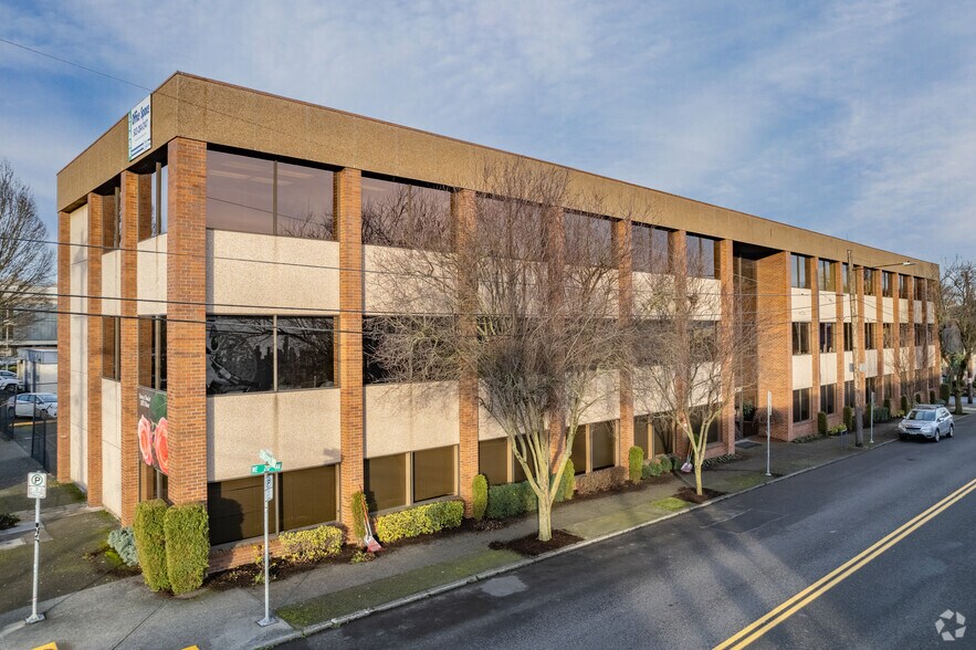 825 NE 20th Ave, Portland, OR for lease - Building Photo - Image 1 of 5