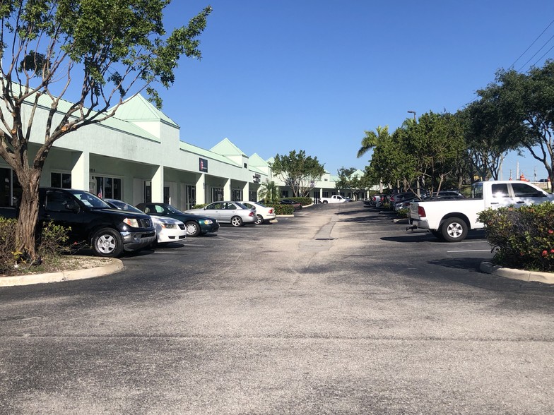 802 Old Dixie Hwy, West Palm Beach, FL for lease - Building Photo - Image 1 of 14