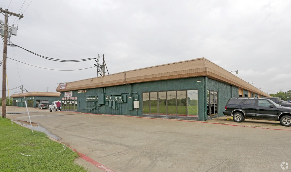 1228 W Scyene Rd, Mesquite, TX 75149