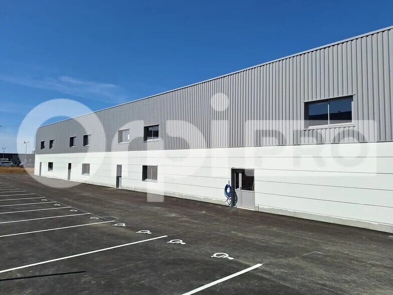 Flex in Compiègne for lease - Building Photo - Image 2 of 7