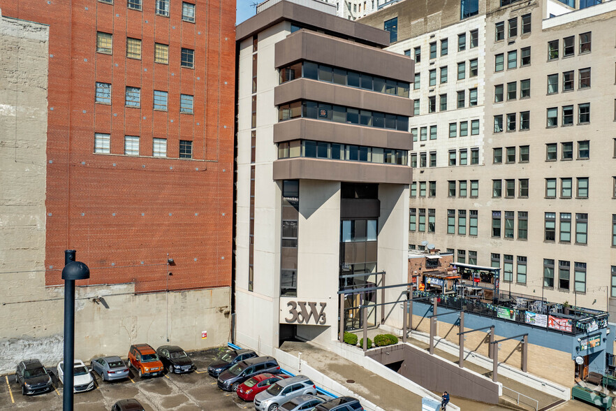 30 W 3rd St, Cincinnati, OH for lease - Primary Photo - Image 1 of 5