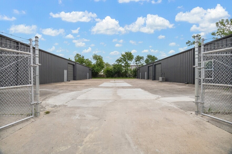 14722 Regnal St, Houston, TX for lease - Building Photo - Image 2 of 3