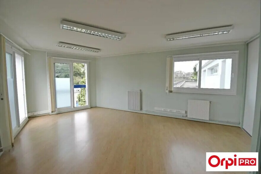 Office in Saint-Brieuc for lease - Interior Photo - Image 3 of 6