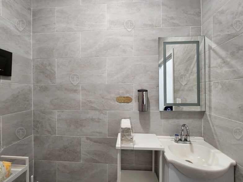 970 Rogers Ave, Brooklyn, NY for lease - Building Photo - Image 3 of 9