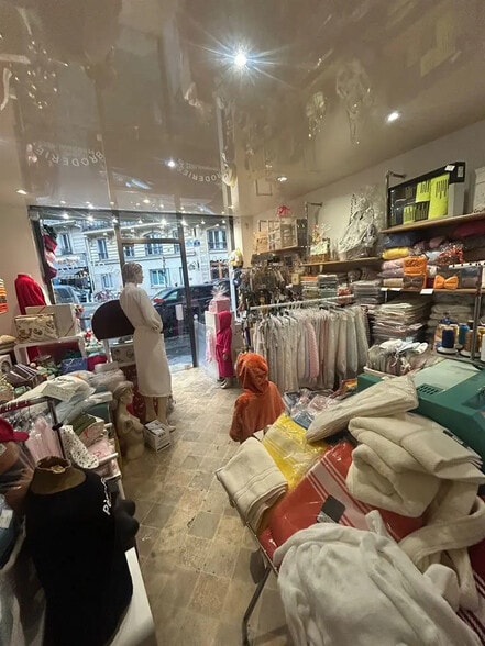 Retail in Paris for lease - Interior Photo - Image 1 of 2