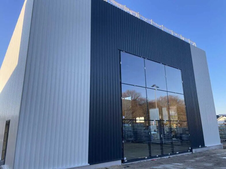 Retail in Saint-Maximin for lease - Building Photo - Image 2 of 9