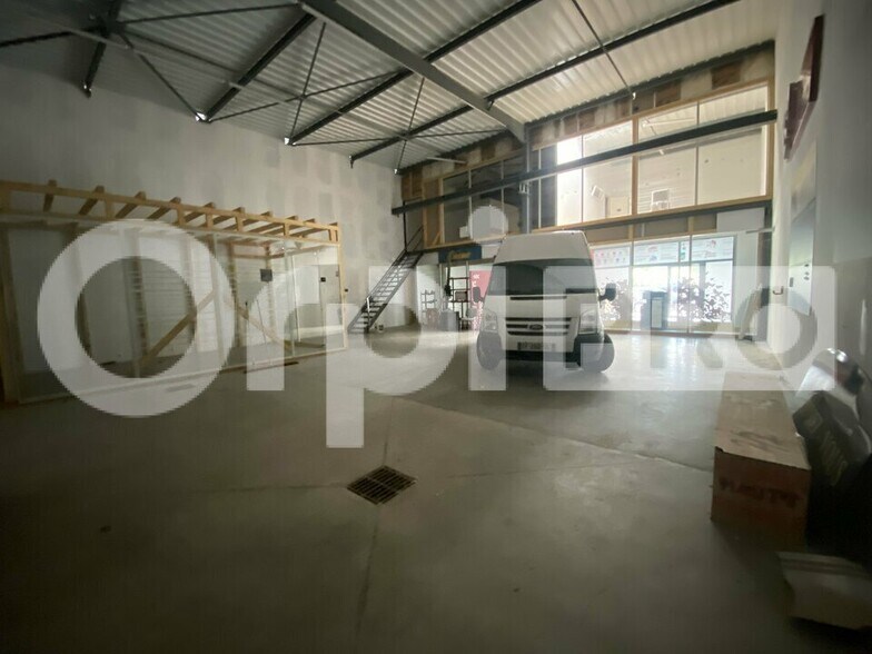 Flex in Gleizé for lease - Interior Photo - Image 2 of 5