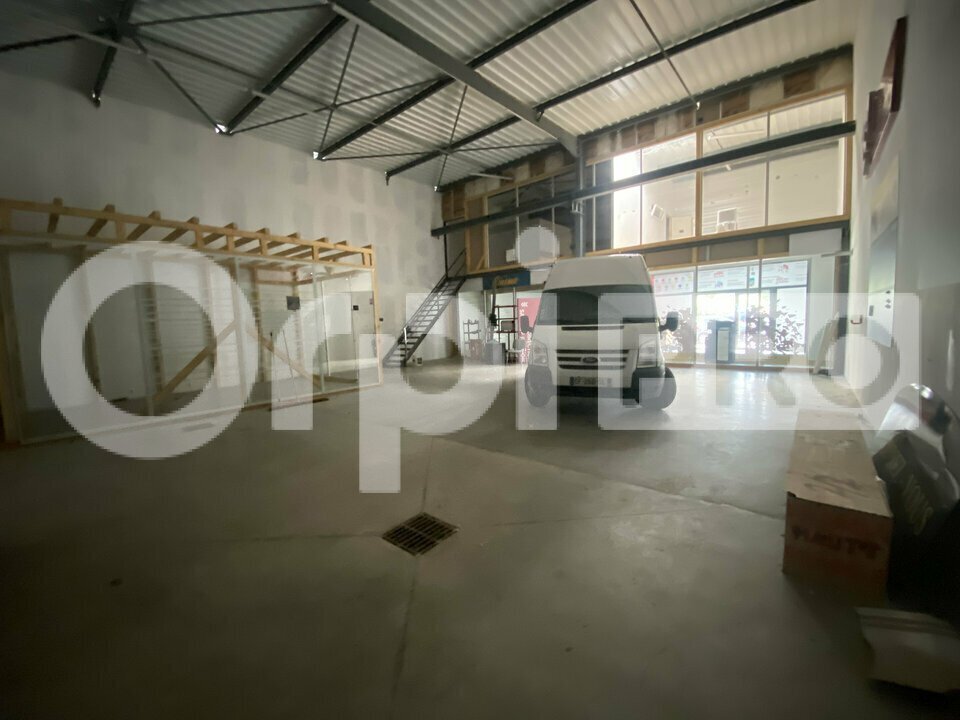 Flex in Gleizé for lease Interior Photo- Image 1 of 6